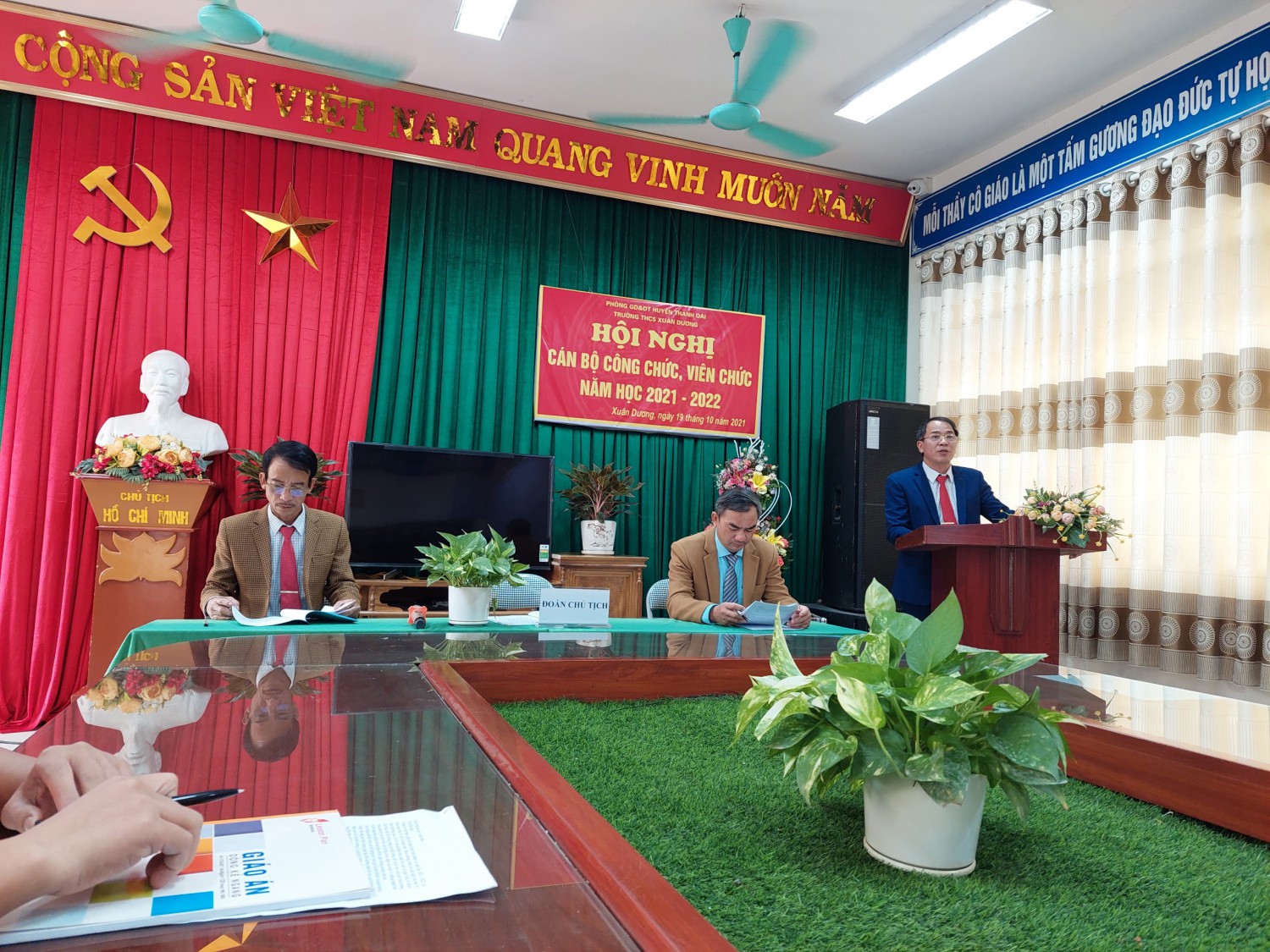 Đồng chí Vũ Bá Mẫn - BTCB, Hiệu trưởng nhà trường đọc báo cáo tổng kết đánh giá kết quả hoạt động trong năm học 2020-2021 và phương hướng hoạt động năm học 2021 - 2022