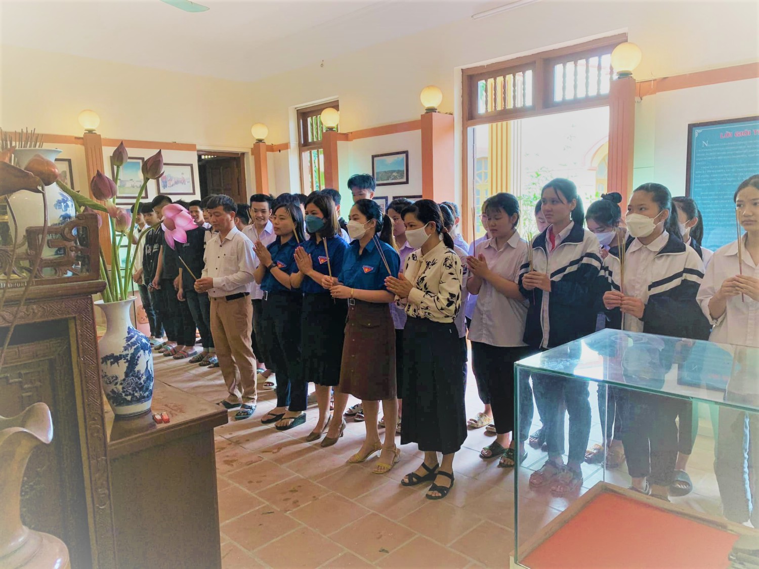 Dâng hương lên ban thờ Bác Hồ nhân kỷ niệm 132 năm ngày sinh nhật Người.