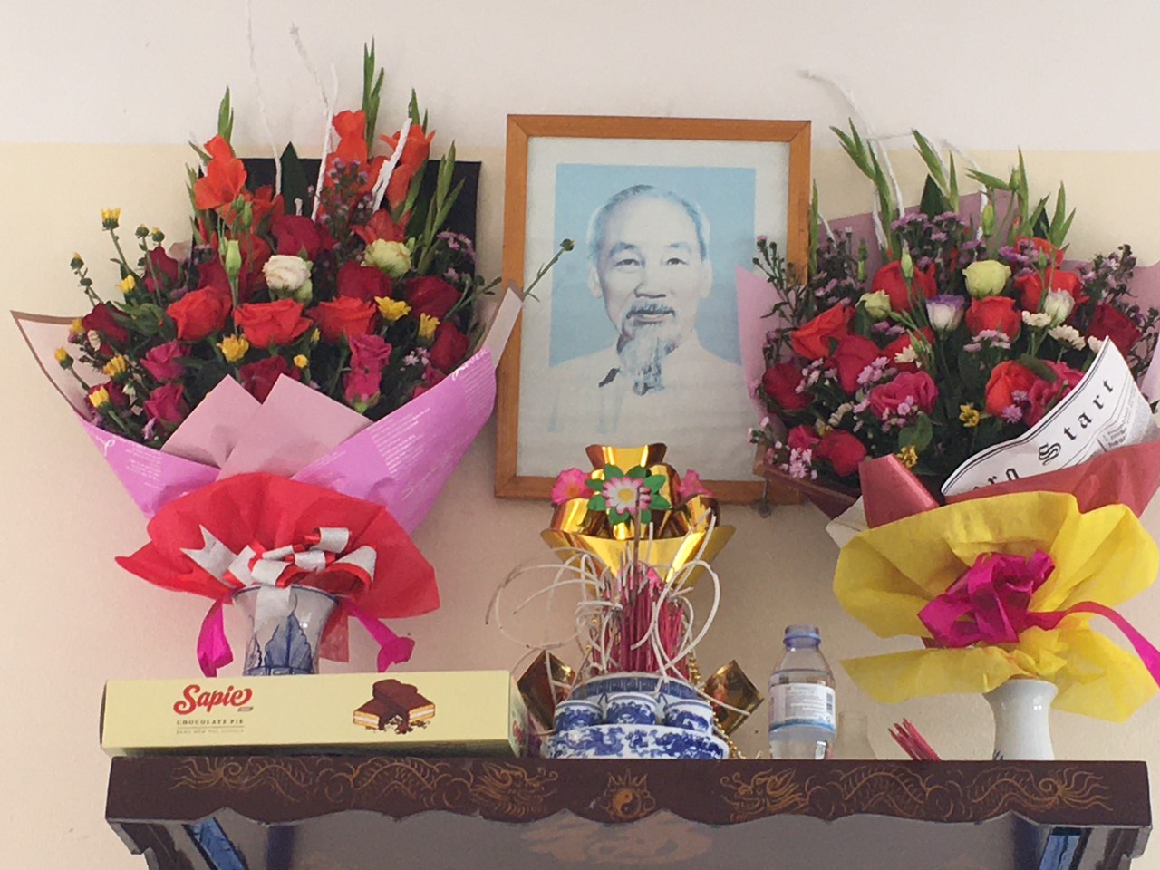 Ban thờ Bác trong phòng truyền thống của nhà trường