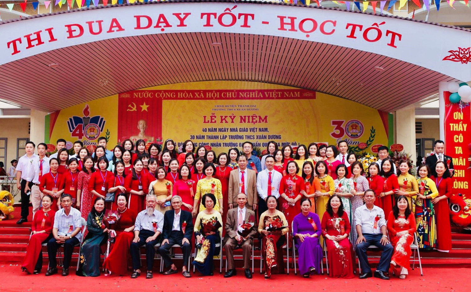 Tập thể CB, GV, NV trường THCS Xuân Dương - đã nghỉ hưu, đã chuyển công tác và đang công tác.